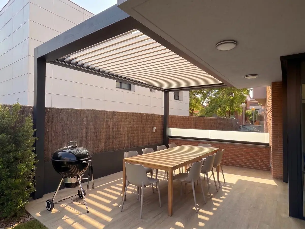 Pérgola como extensión del salón hacia la terraza