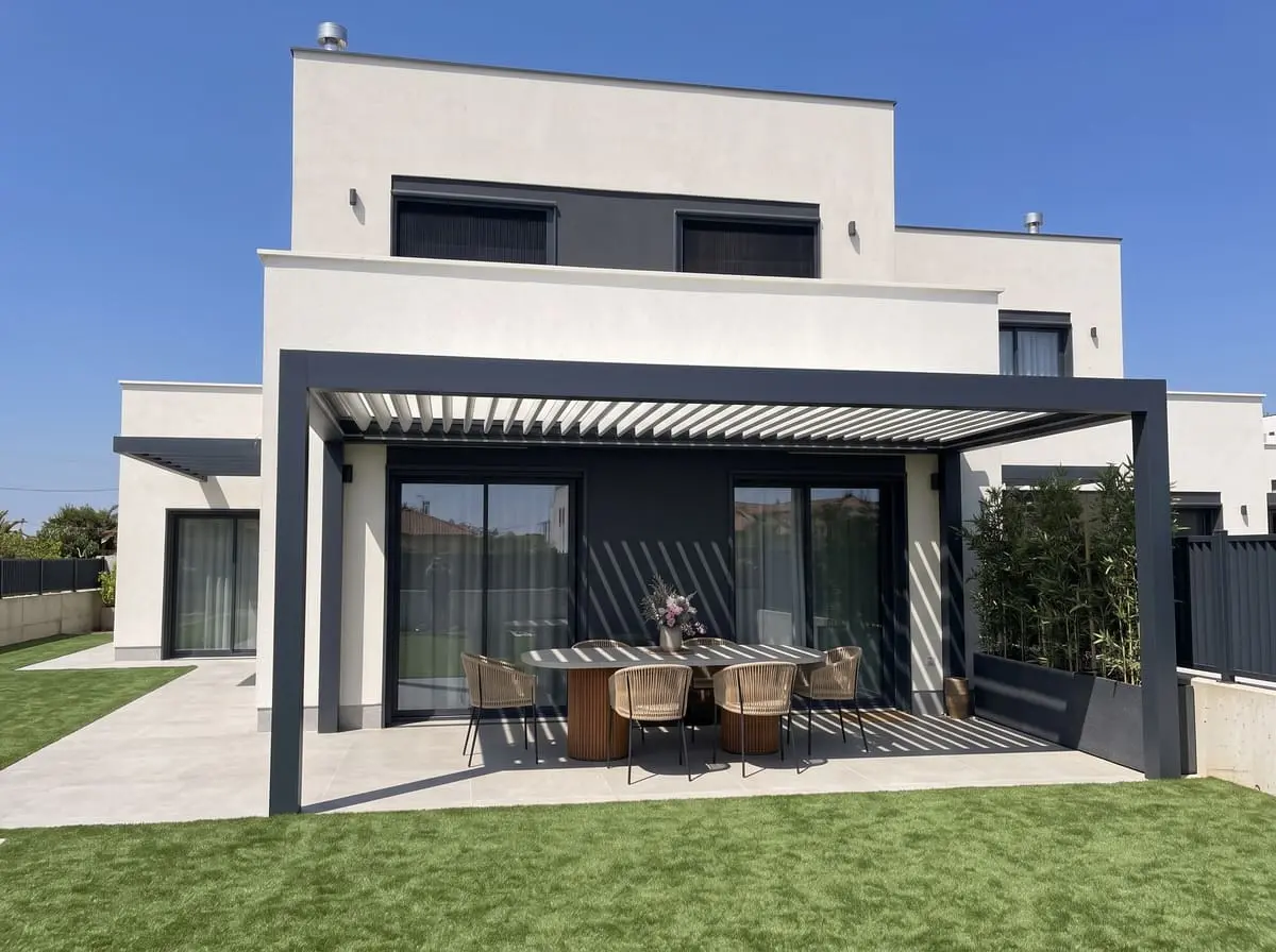 Pérgola instalada en un porche de vivienda